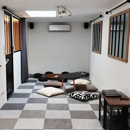 Osez Adelaide Villa