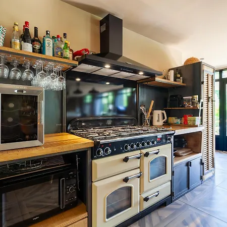 Osez Adelaide Villa *